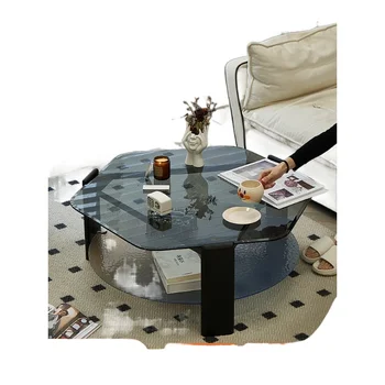 Журнальный столик Lazy space из скандинавского стекла в дизайнерской гостиной небольшой квартиры с несколькими простыми и роскошными чайными столиками из камня.